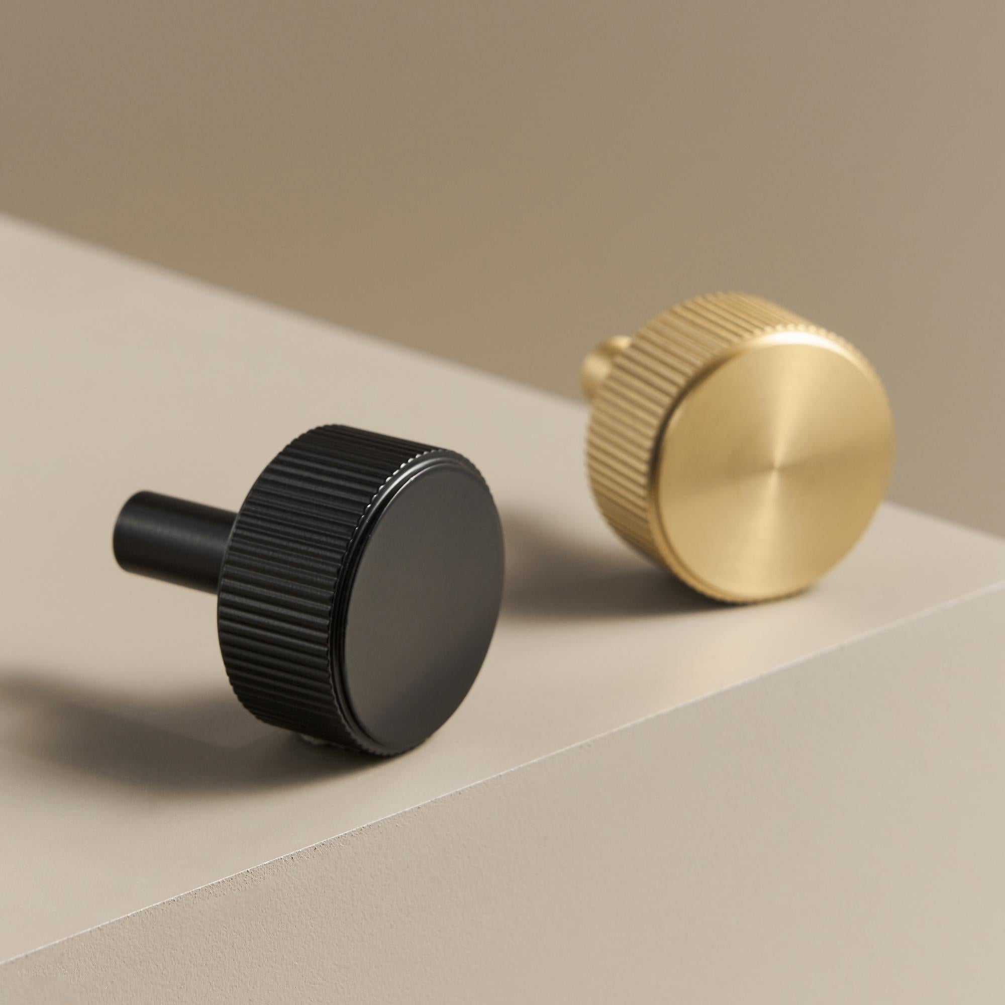 Pomello CH052 | Zigrinato | Nera