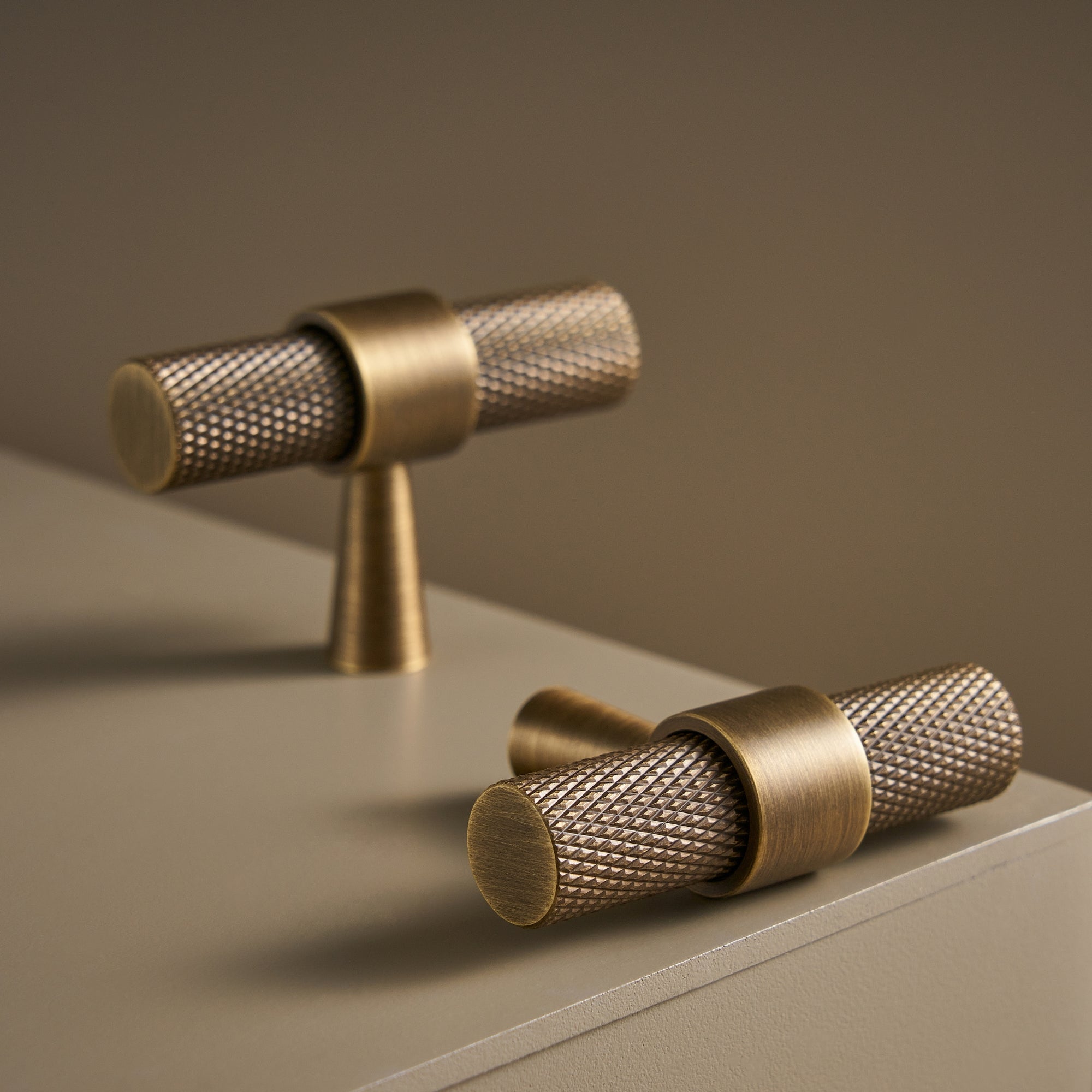 T-bar CH016 | Riflet | Antikk Messing